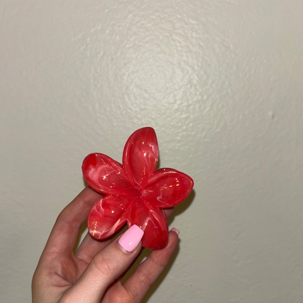 Red ombré flower claw clip
